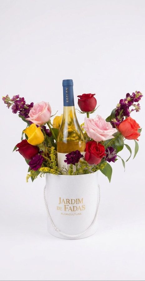 Wine Box com vinho e rosas coloridas na caixa Jardim de Fadas em Petrolina e Juazeiro